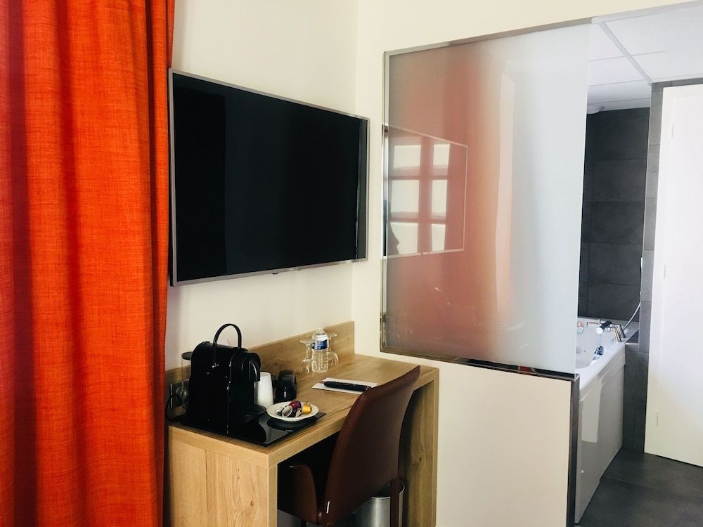 Hotel KLE, BW Signature Collection Executive Room, 1 King Bed, Non Smoking, Bathtub (Converts to 2 Twin Beds) 9