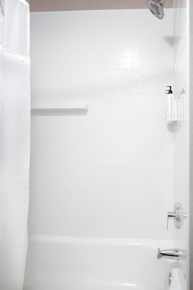 Fairfield Inn & Suites by Marriott Columbus OSU Room, 2 Queen Beds, Non Smoking (Mobility Accessible, Tub) 8