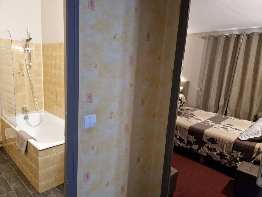 Le Faubourg Triple Room 11