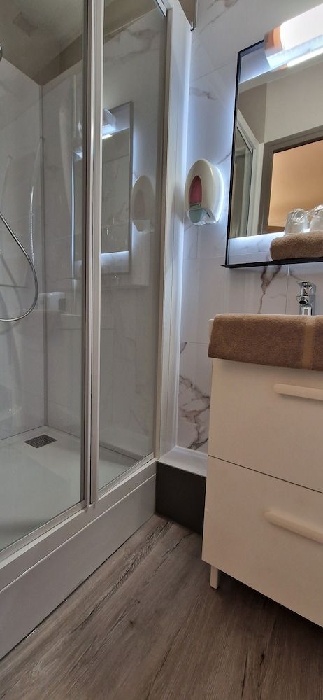 Le Faubourg Double Room 12