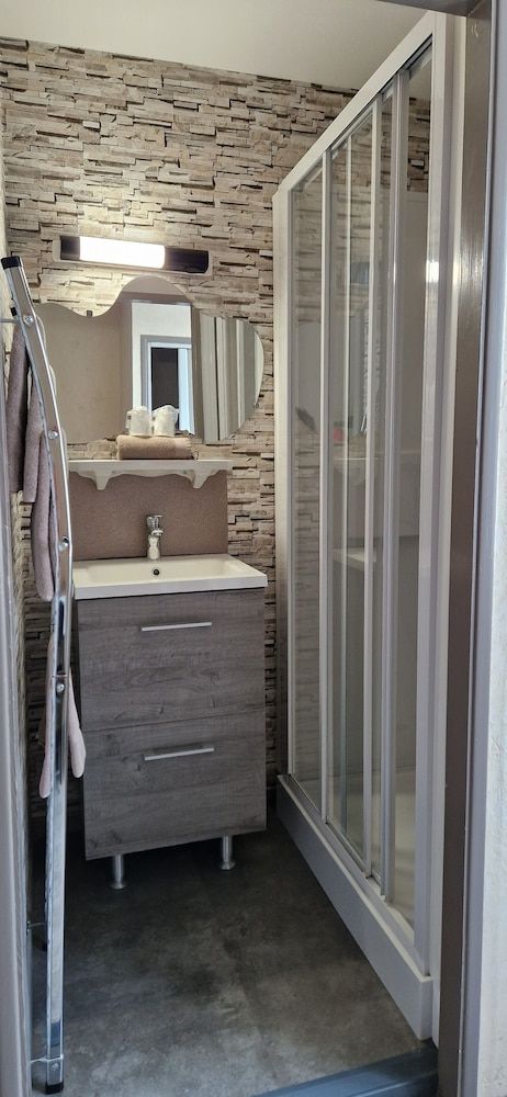 Le Faubourg Double Room 16