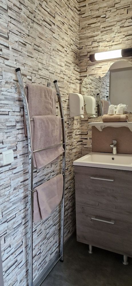 Le Faubourg Double Room 17