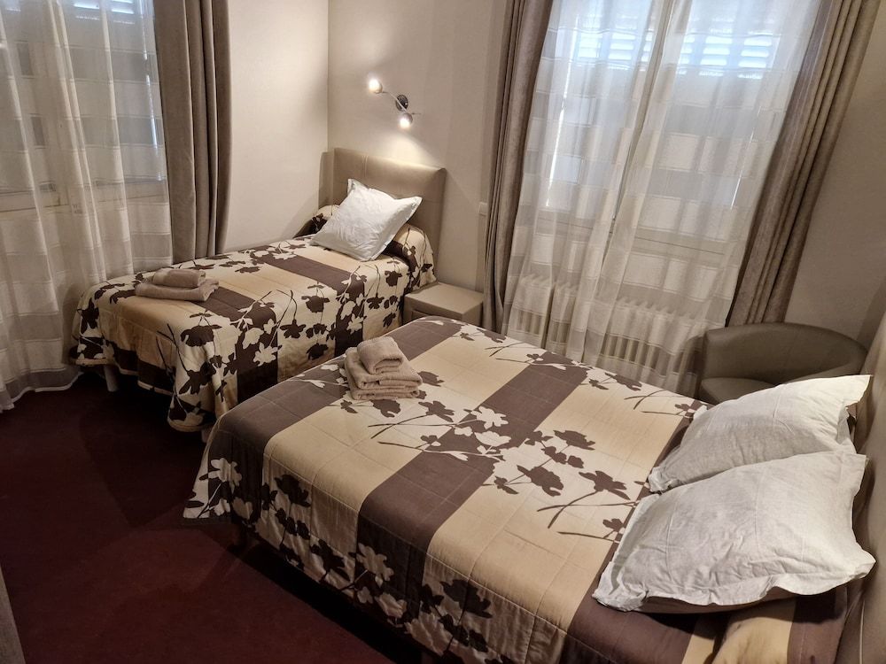 Le Faubourg Triple Room 6