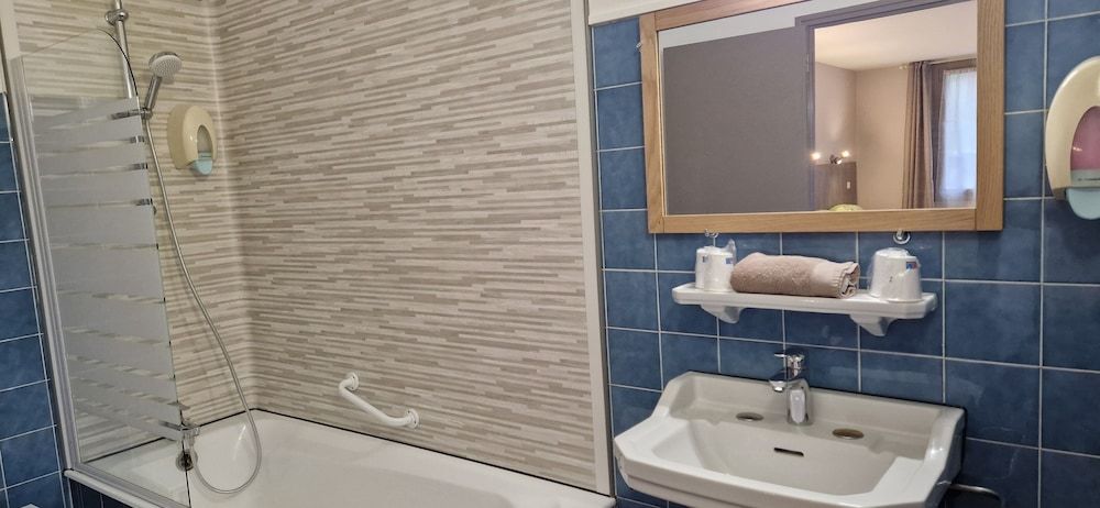 Le Faubourg Family Room 8