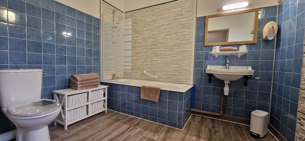 Le Faubourg Family Room 11