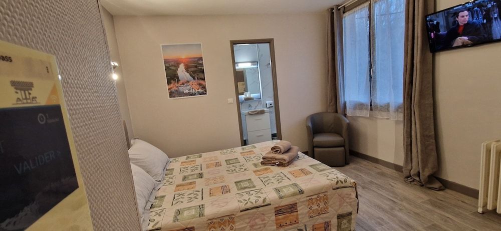 Le Faubourg Double Room 9