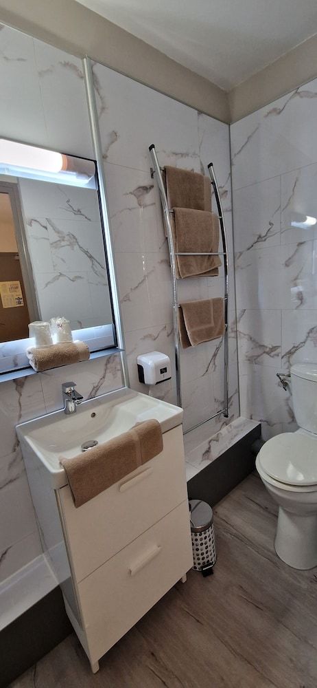 Le Faubourg Double Room 11