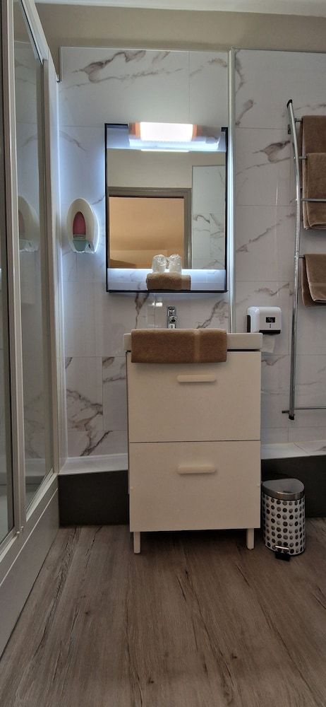 Le Faubourg Double Room 10