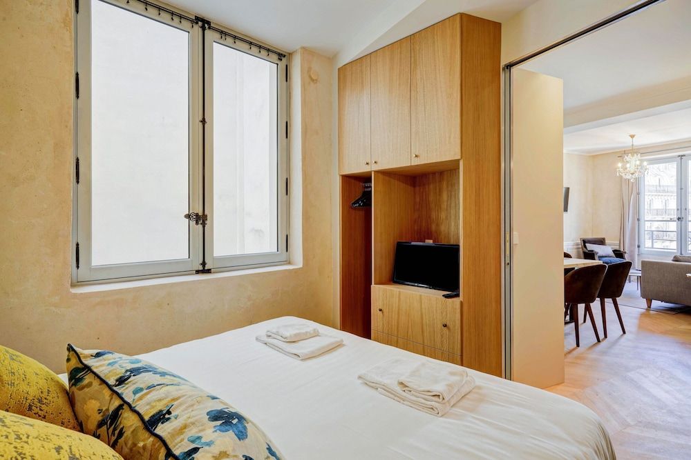 Apartments du Louvre - St-Honoré 44AS - 1 Bedroom (Street View) 2