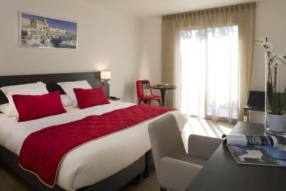 Hôtel Corniche du Liouquet Superior Room, terrace Countryside View 2