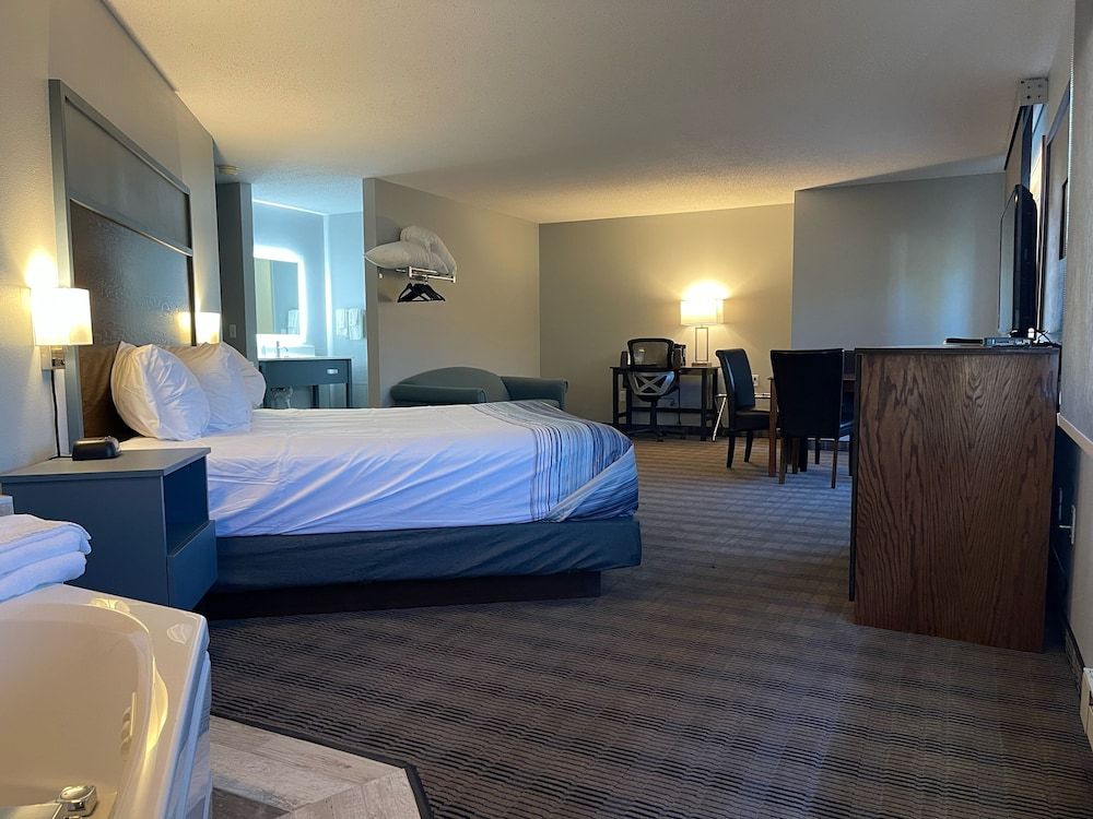 AmericInn by Wyndham Ladysmith Deluxe Room, 1 King Bed, Non Smoking 2