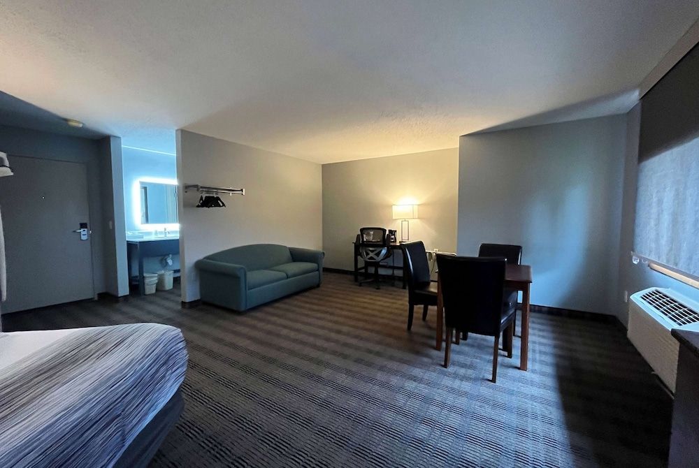 AmericInn by Wyndham Ladysmith Deluxe Room, 1 King Bed, Non Smoking 4