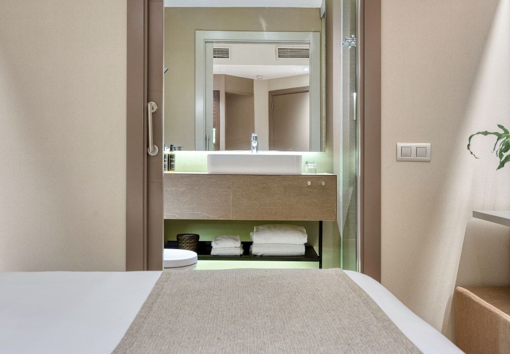 Hotel America Barcelona Economy Double Room (Interior) 4