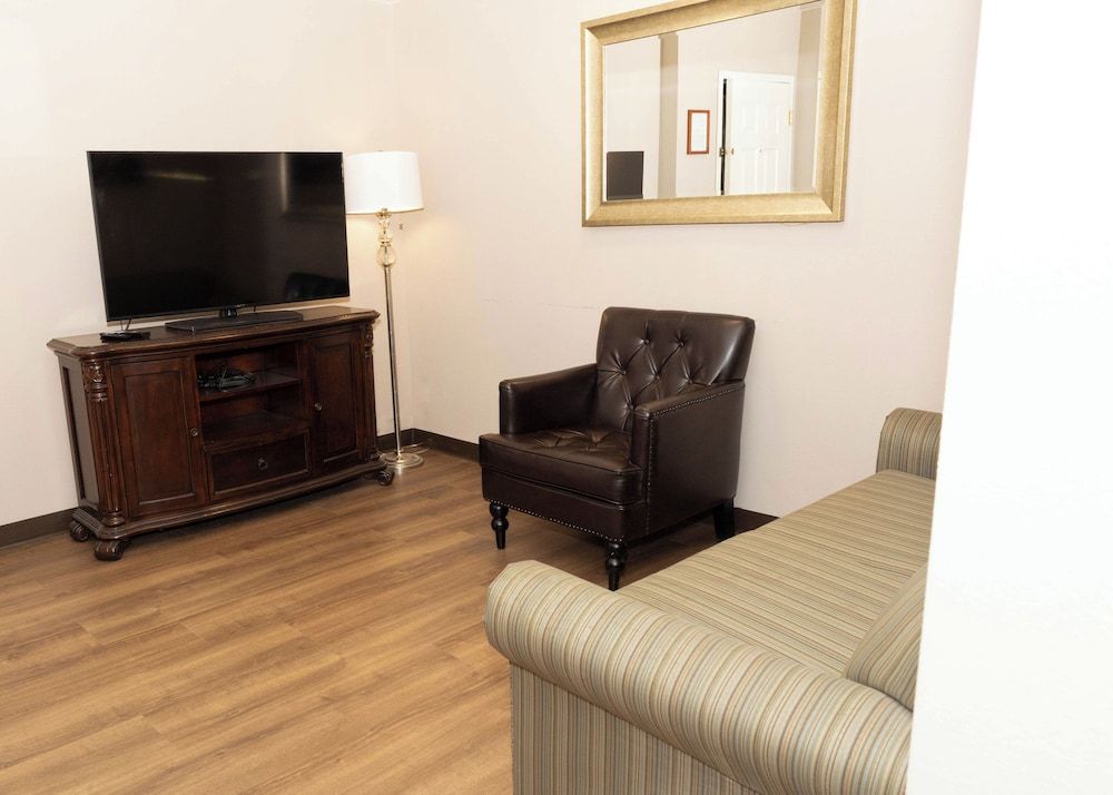 D. Hotel Suites & Spa Suite, 1 Bedroom 10