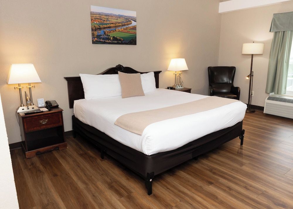 D. Hotel Suites & Spa Standard Room, 1 Bedroom, Fireplace 3