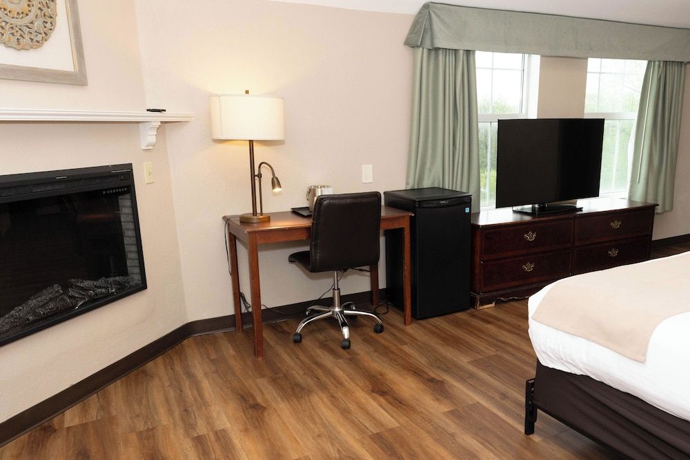 D. Hotel Suites & Spa Standard Room, 1 Bedroom, Fireplace 5