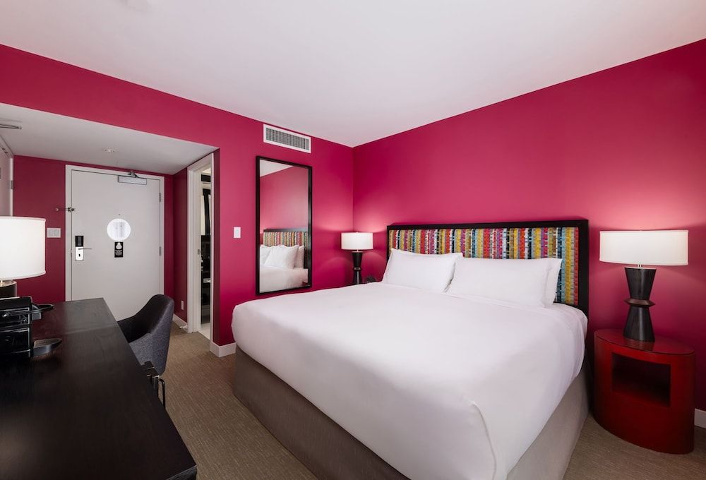 OPUS Hotel Vancouver Standard Room, 1 King Bed 2