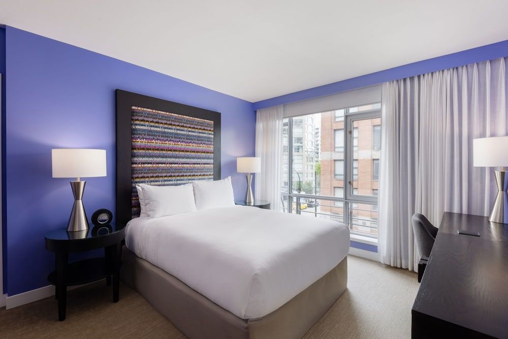 OPUS Hotel Vancouver Standard Room, 1 Queen Bed 3
