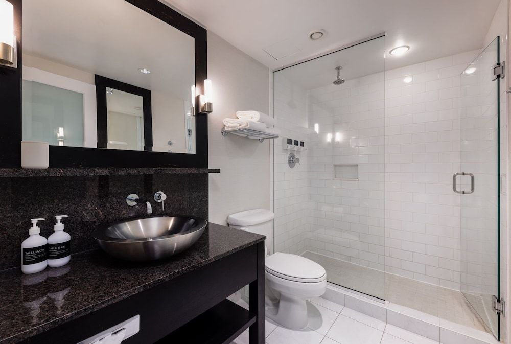 OPUS Hotel Vancouver Standard Room, 1 King Bed 4