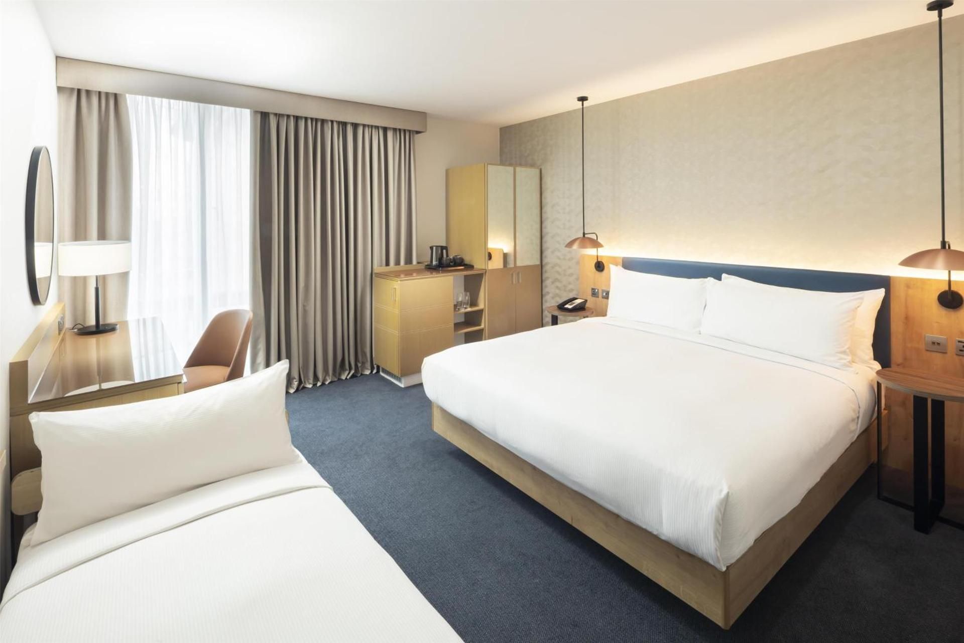 Queen Room with extra bed
