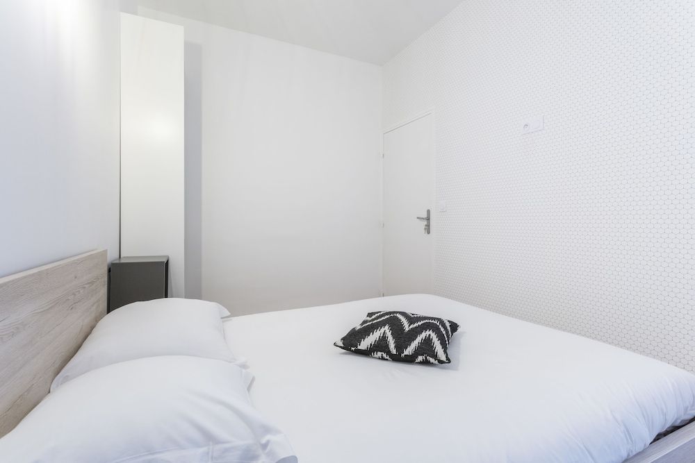 City Double Room, Shared Bathroom (4)