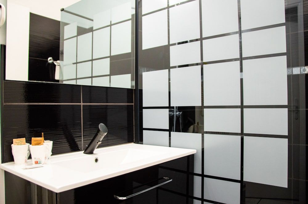 Hôtel Le Tivoli Triple Room 4