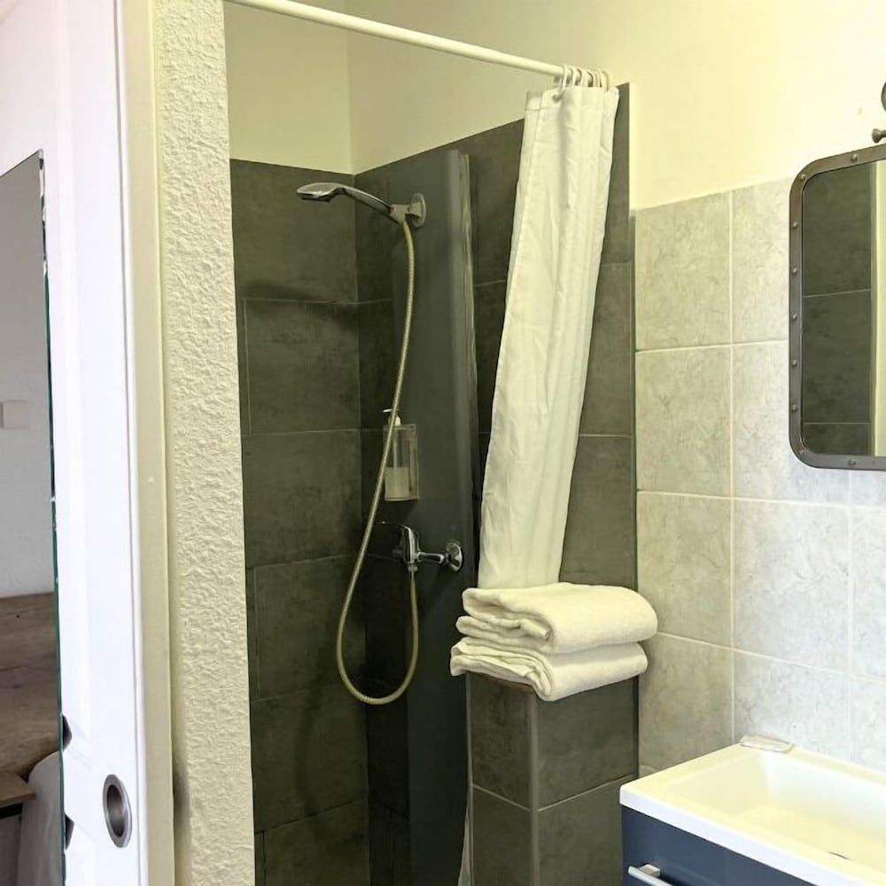 Hôtel Le Carnon Double Room, Courtyard Area 10