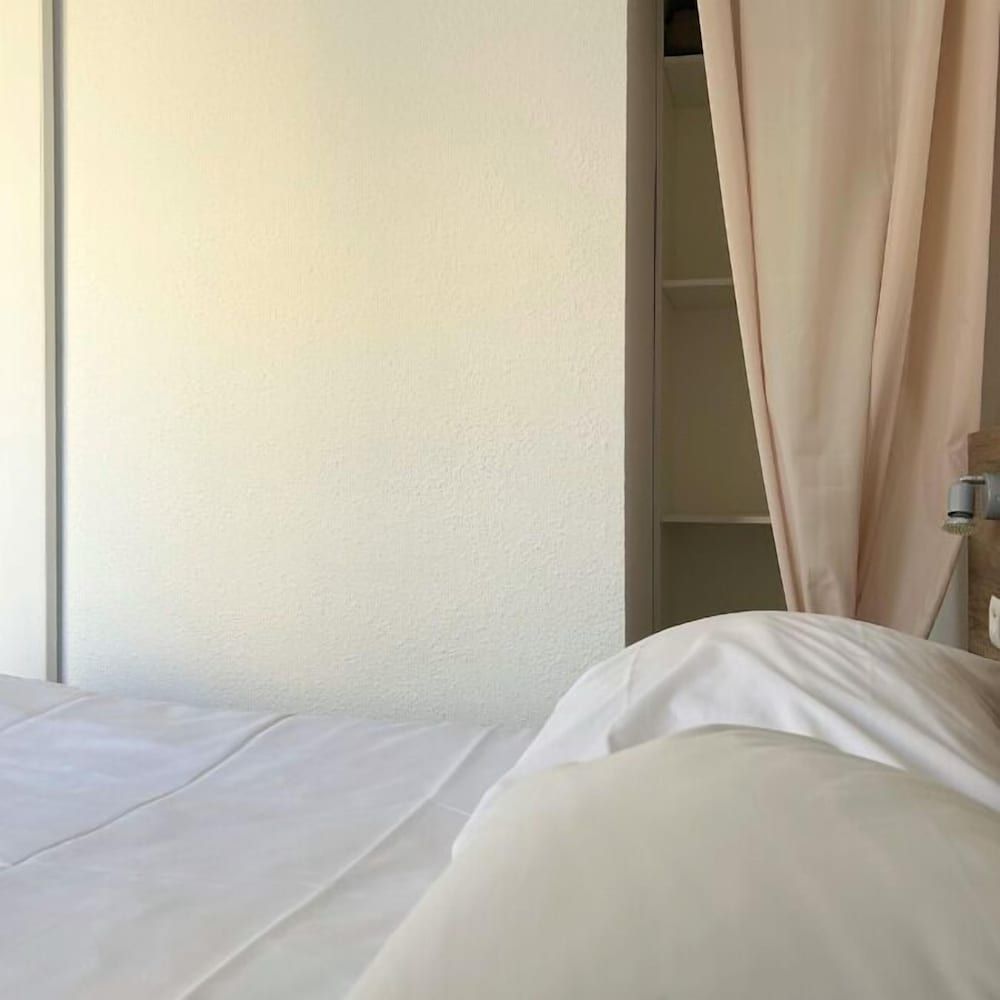 Hôtel Le Carnon Double Room, Courtyard Area 5