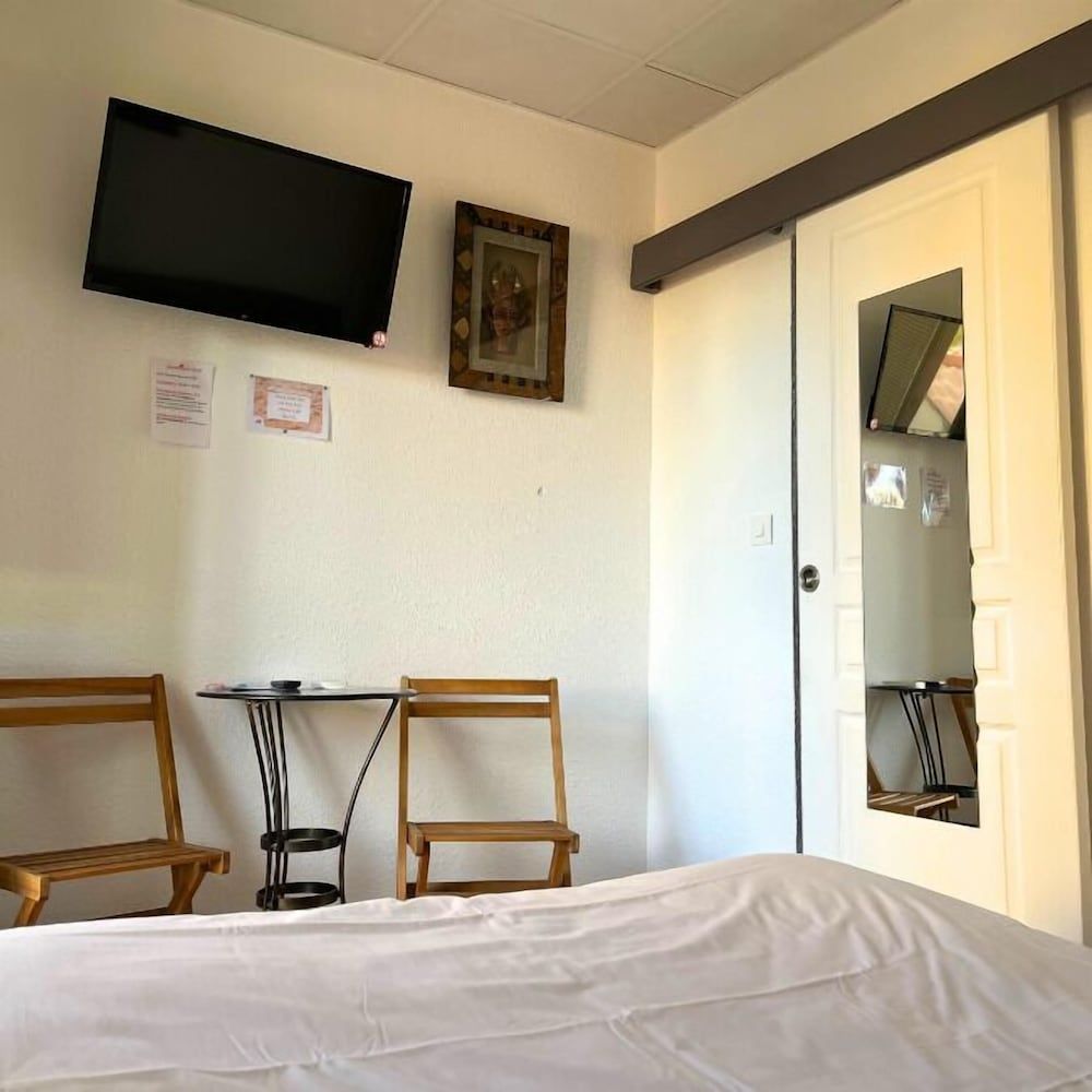 Hôtel Le Carnon Double Room, Courtyard Area 2