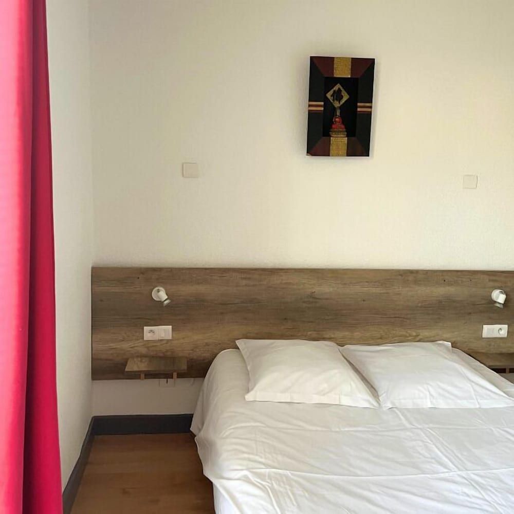 Hôtel Le Carnon Double Room, Courtyard Area