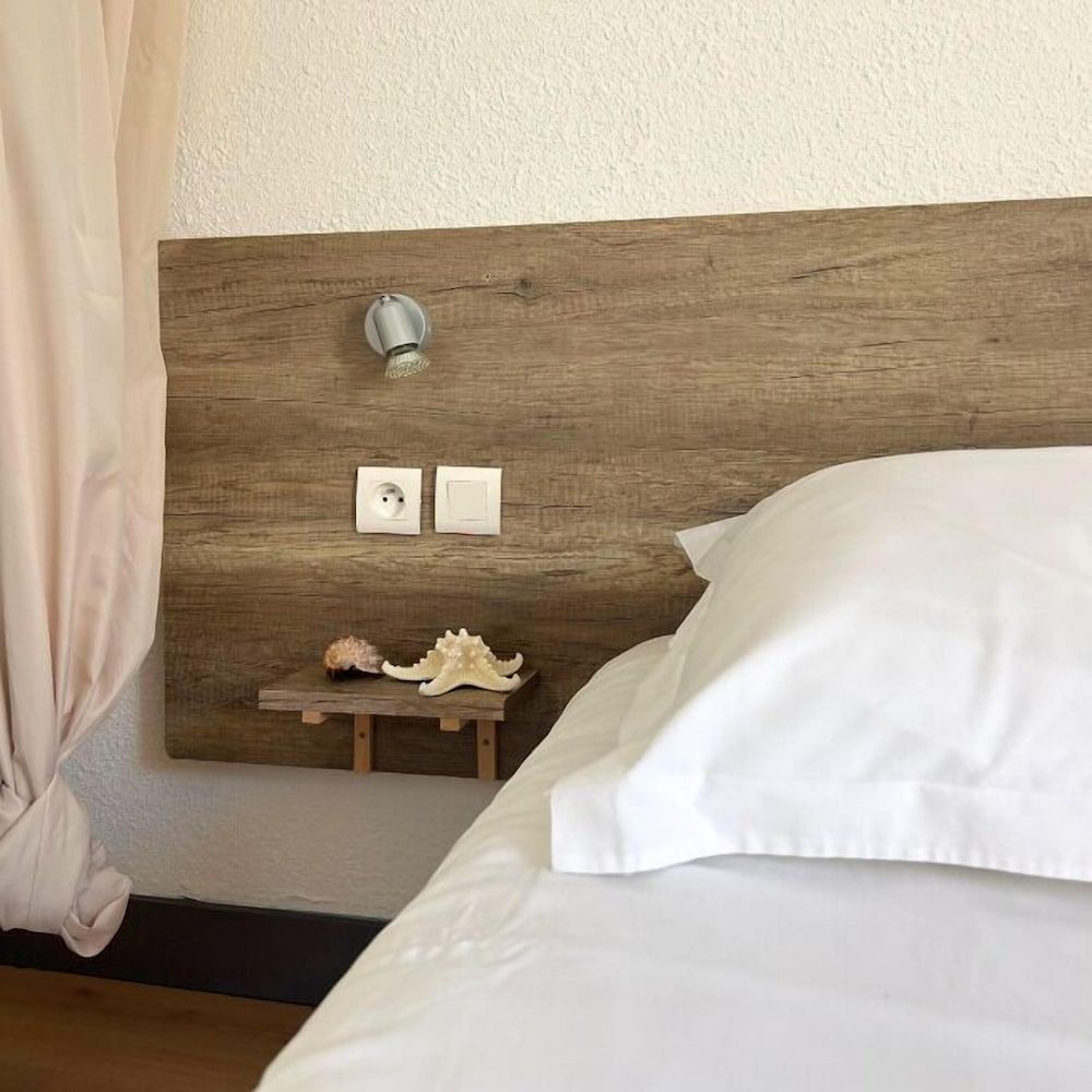 Hôtel Le Carnon Double Room, Courtyard Area 7