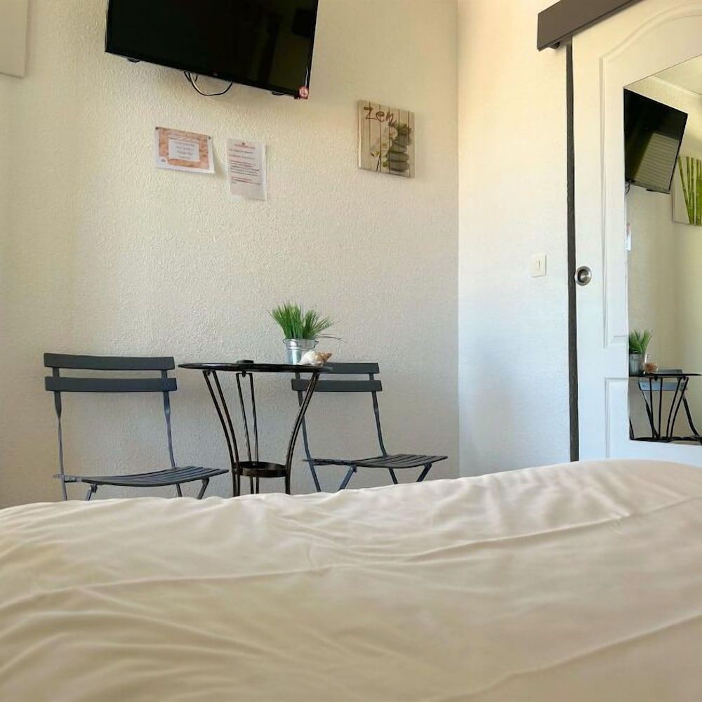 Hôtel Le Carnon Double Room, Courtyard Area 8