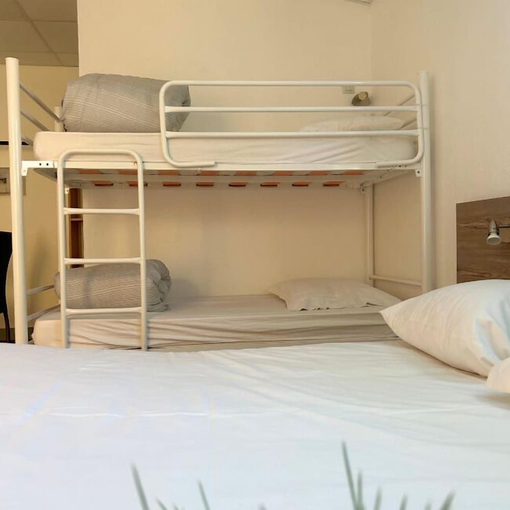 Hôtel Le Carnon Family Room 4