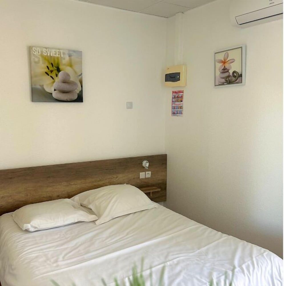 Hôtel Le Carnon Double Room, Courtyard Area 9