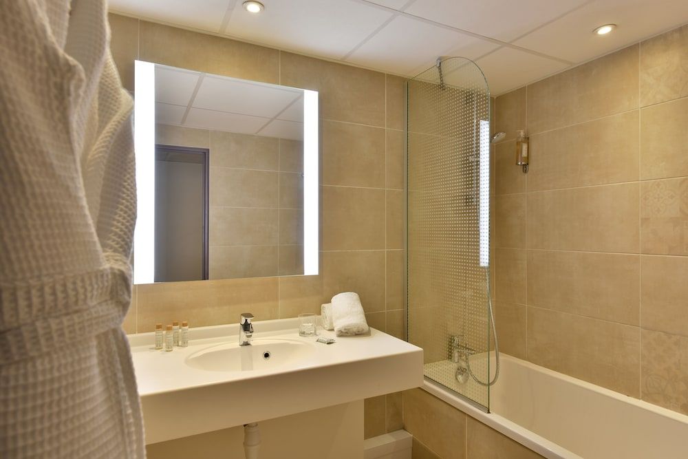 Hôtel Arles Plaza Superior Triple Room 5