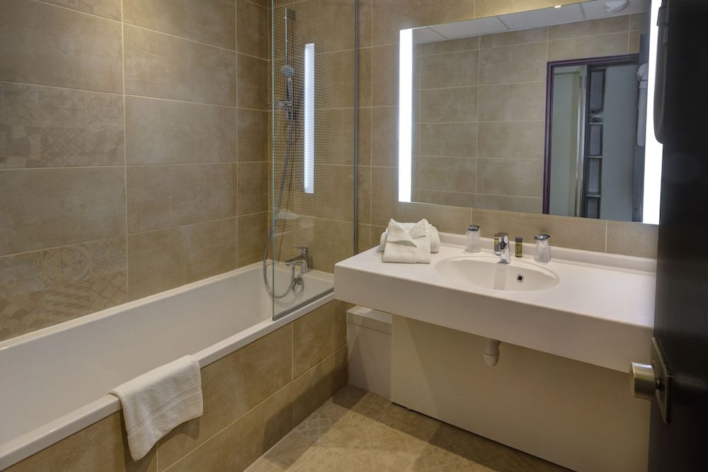 Hôtel Arles Plaza Family Triple Room 4