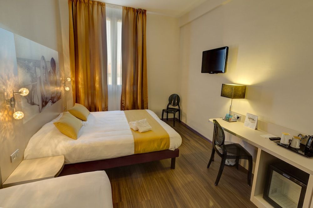 Hôtel Arles Plaza Superior Triple Room