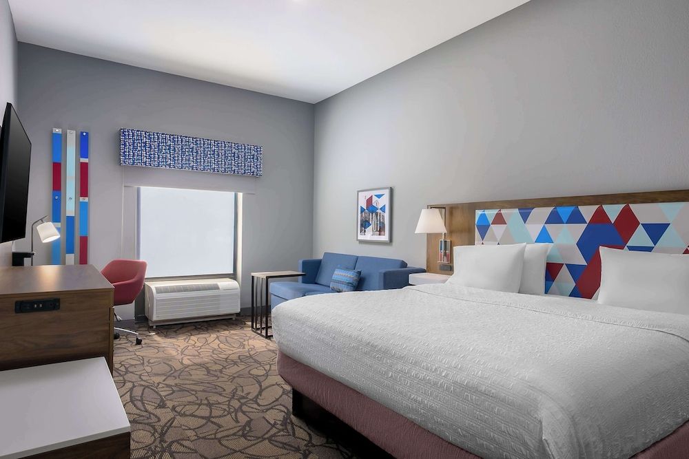 Room, 1 King Bed, Refrigerator