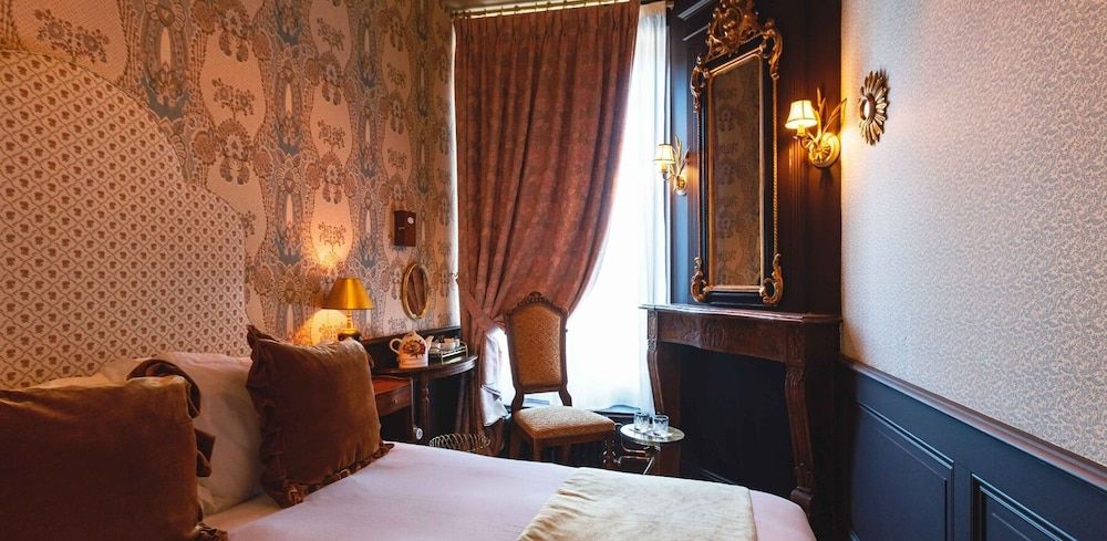 Hôtel Bayard Bellecour Comfort Double Room, 1 Double Bed (Charm with Shower) 6