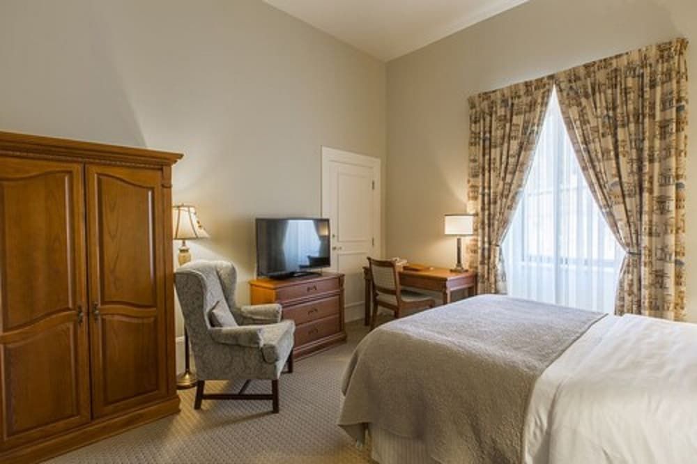 LHotel Montreal Superior Room, 1 Queen Bed 5