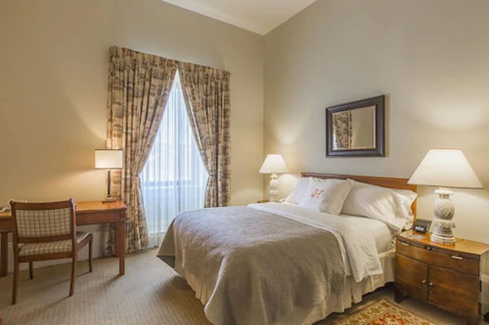 LHotel Montreal Superior Room, 1 Queen Bed 4