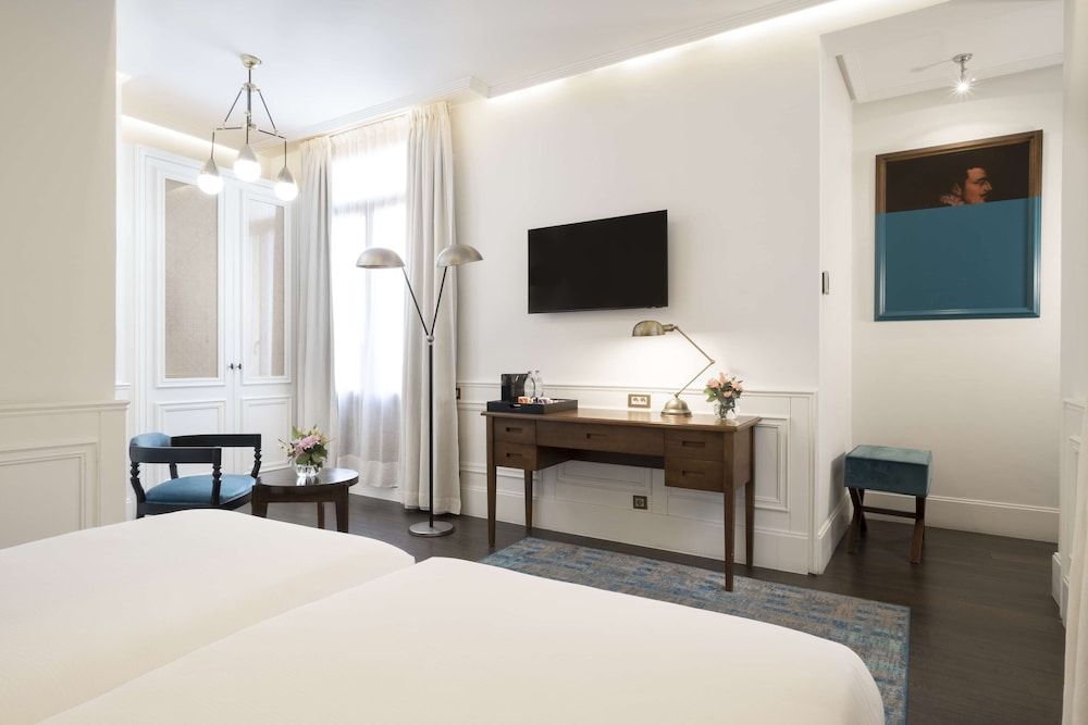 H10 Villa de la Reina Boutique Hotel Deluxe Room, Terrace, City View 2