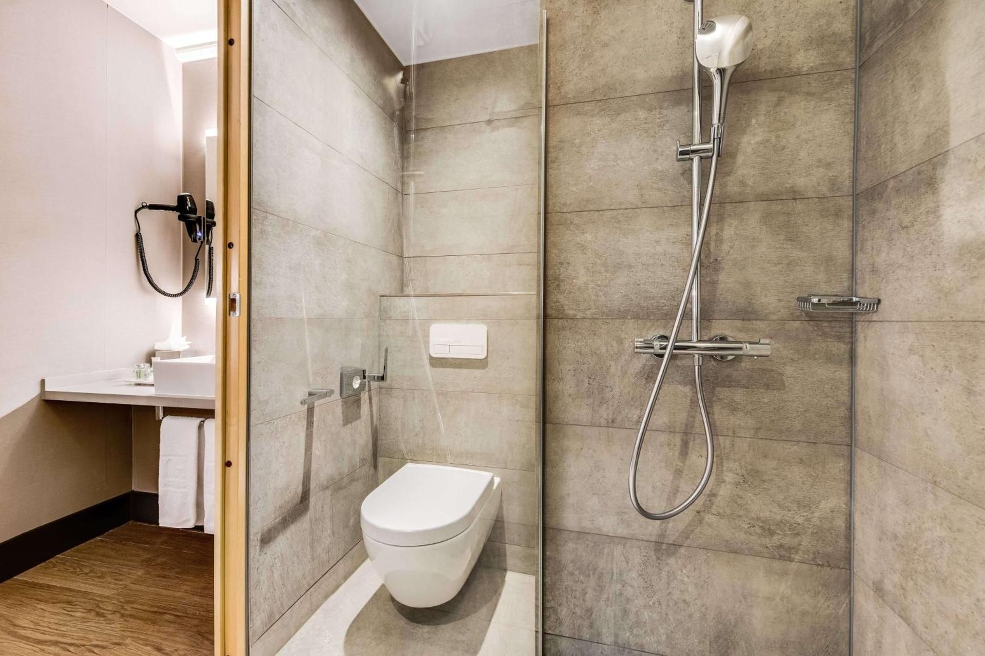 Family Room (3 Adults + 1 Child)