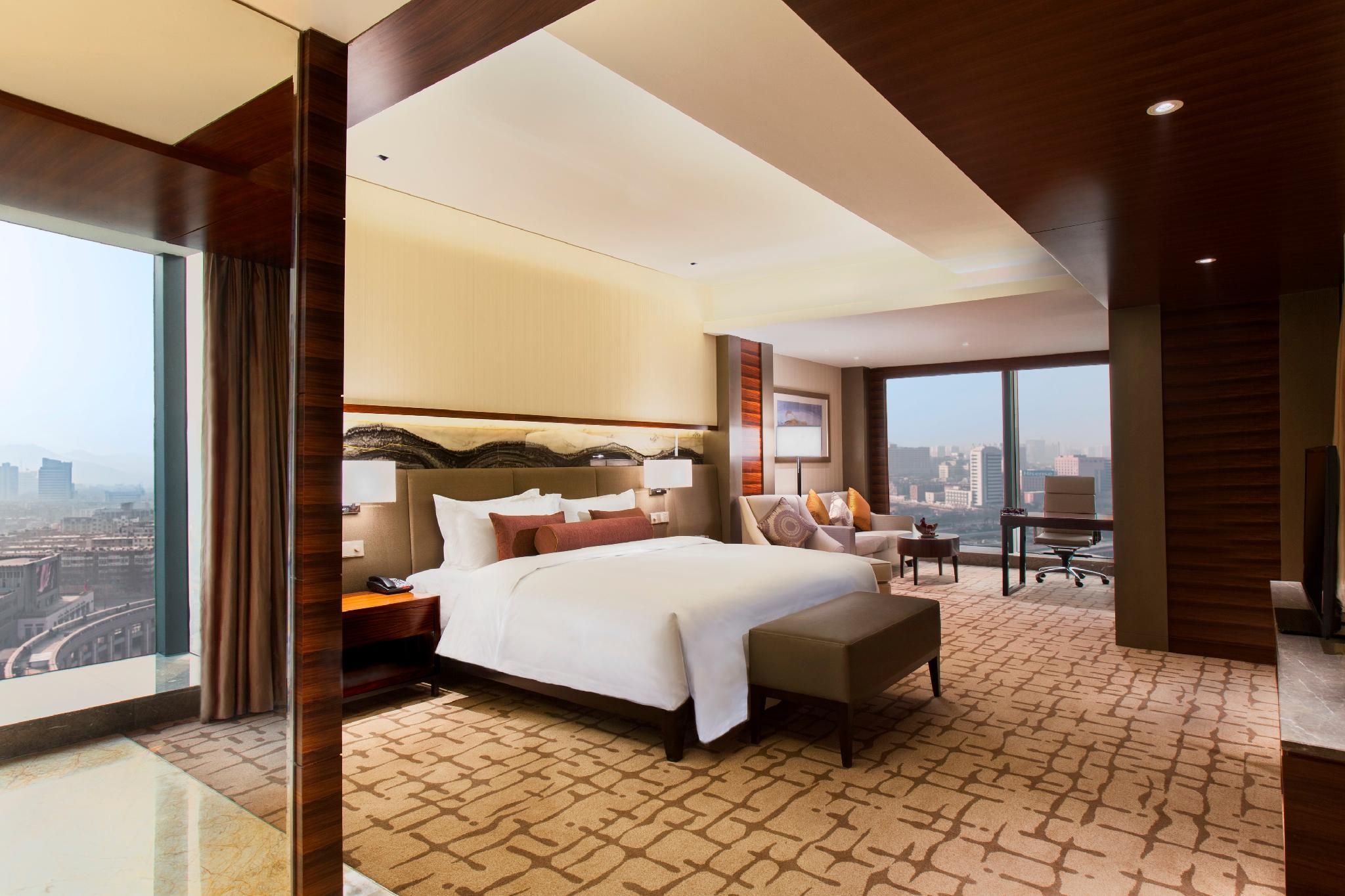 1 King Premium 270 Degree City View