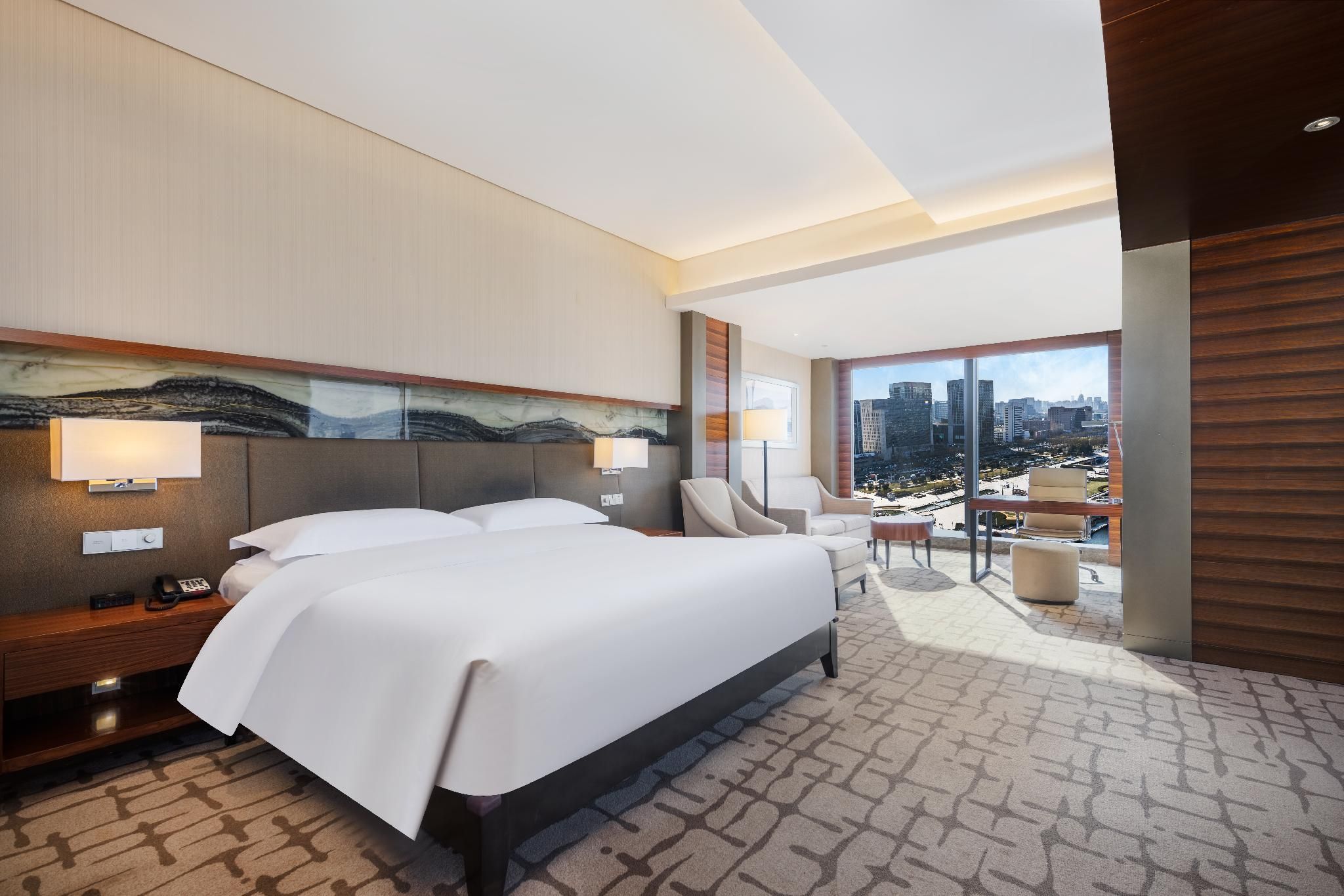 1 King Premium 270 Degree City View