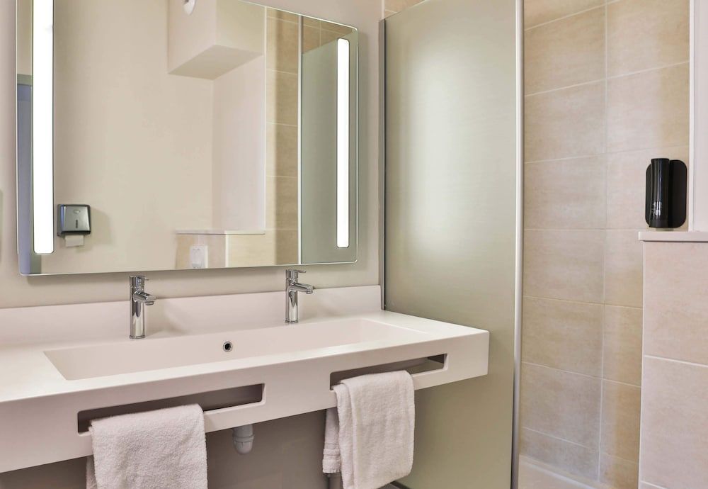 B&B HOTEL LES HERBIERS Quadruple Room, Non Smoking 12