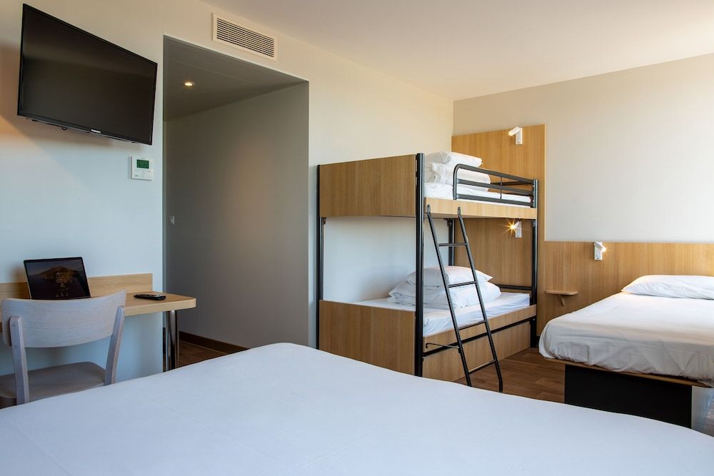 B&B HOTEL LES HERBIERS Room (Quintuple) 4