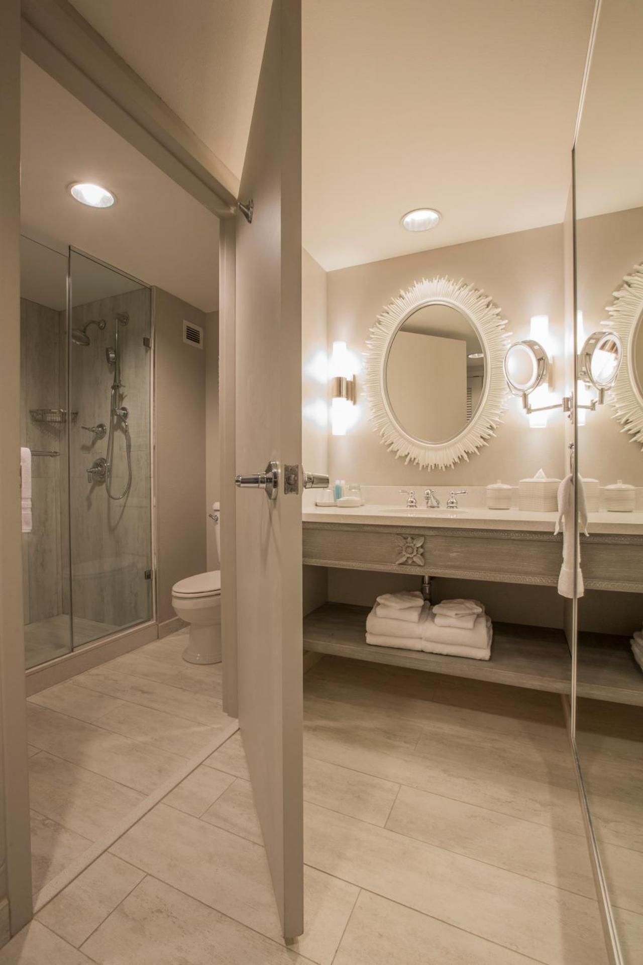 Hearing Accessible Water View 2 Queen Room (Includes FREE Universal Express Unlimited)