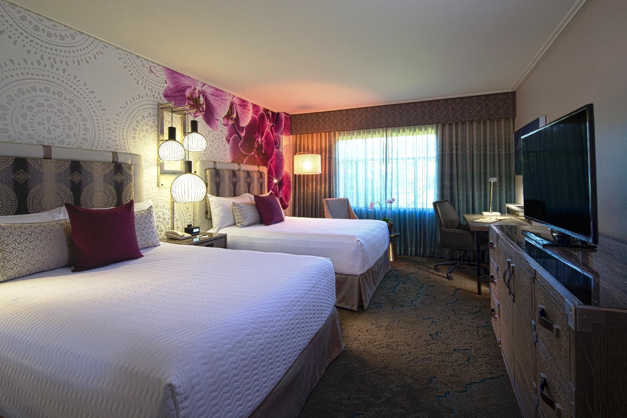 Hearing Accessible Water View 2 Queen Room (Includes FREE Universal Express Unlimited)