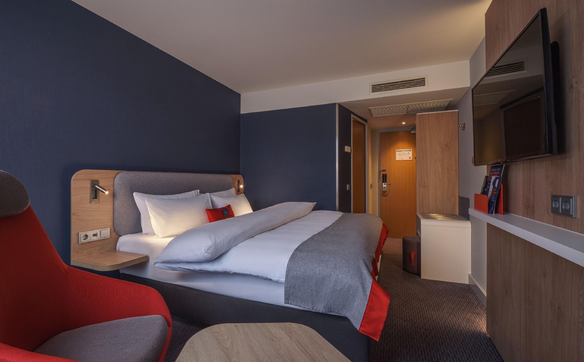 1 Queen Bed Standard